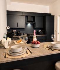 bromley-kitchen-breakfast-bar-home-comfort Fully equipped kitchen in a Bromley serviced apartment with breakfast bar seating, modern appliances and space for self-catering stays.